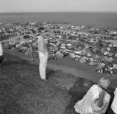 Familjen Erikssons tältsemestrar med bil på 1950- och 1960-talet. Thomas Eriksson spanar över tältlägret vid Kiviks marknad 1963.