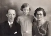 Grupporträtt med makarna Arvid och Eva Edberg och dottern Gun-Britt, Nässjö 1936.