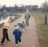 Familjen Eriksson på vårpromenad i Nässjö stadspark 1959. Modern Gun-Britt med sönerna Thomas och Björn.