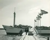 Familjen Erikssons tältsemestrar med bil på 1950- och 1960-talet. Färjeterminalen vid Grankullavik på norra Öland där ett ombyggt lastskepp tjänstgjorde som färga.