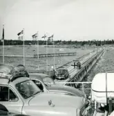 Familjen Erikssons tältsemestrar med bil på 1950- och 1960-talet. Färjeterminalen vid Grankullavik på norra Öland där ett ombyggt lastskepp tjänstgjorde som färja.