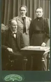 Porträtt av Karl Westling med dotter Elisabet och Hanna (enligt text i album).