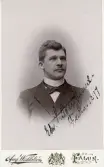 Porträtt av Edw. S. Berglund. Falun 1897 (enligt text framsida kort).