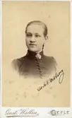 Porträtt av Elisabet Vestling (enligt text framsida kort). Hon har en brosch som ser ut som frälsningsarmèns sköld vid kragen.