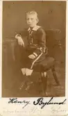 Porträtt av Henry Bylund, Stockholm (enligt text framsida kort).