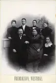 Grupporträtt av en familj.