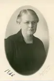 Kvinnoporträtt. 1926. (texten till höger i bild är otydlig så det är svårt att tyda, fotografen?).