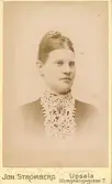 Porträtt av Ebba Halfvarsson (enligt text framsida och baksida kort).
