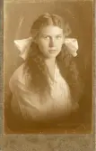 Kvinnoporträtt. Text baksida kort: Karin Vikt. Ljungkvist Almkvist, 1915.