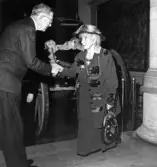 År 1957 ställde Nordiska museet ut ett urval av Hedvig Ulfsparres textiler och invigningen förrättades av kung Gustav VI Adolf. Hedvig Ulfsparre hälsar på kung Gustav VI Adolf.