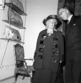 År 1957 ställde Nordiska museet ut ett urval av Hedvig Ulfsparres textiler och invigningen förrättades av kung Gustav VI Adolf. Hedvig Ulfsparre tillsammans med kungen.