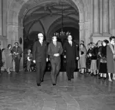 Gustav VI Adolf på Nordiska museet i Stockholm. Invigning av utställning av ett urval av Hedvig Ulfsparres textiler 1957.