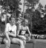 Idrottstävlingar på Värendsvallen, 1944.
Två av de tävlande herrarna. Ettan och tvåan i sprinterloppet.