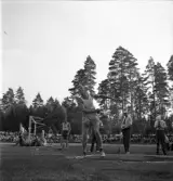 Idrottstävlingar på Värendsvallen, 1944.
Diskuskastning (?) för herrar.