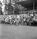 Idrottstävlingar på Värendsvallen, 1944.
Publikbild, med en del av hedersläktaren.