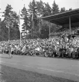 Idrottstävlingar på Värendsvallen, 1944.
Publikbild, med en del av hedersläktaren.