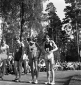 Idrottstävlingar på Värendsvallen, 1944.
Tävlande i löpning förbereder sig inför start.