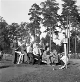 Idrottstävlingar på Värendsvallen, 1944.
Tidtagare, funktionärer m.fl. på en liten läktare.