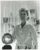 Glasdesignern Asta Strömberg, Strömbergshyttan, avbildad vid ett skulpturalt huvud i glas.