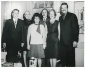 Glasdesignern Asta Strömberg, Strömbergshyttan, (t.h.) tillsammans med en grupp män och kvinnor (trol. i USA).