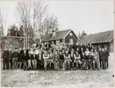Gruppfoto av personalen vid Strömbergshyttan, 1940-tal.
Översta raden, stående: Hilding Rundkvist, Bo Strand, Lennart Lundgren, Fritz Pettersson, Erik Pettersson, Gösta Gullberg, Erik Berg, Sten Klinthäll, Henry Magnusson, Arne Ahl, Bror Gustafsson, Georg Arnesson, Nils Sjödén, Gunnar Möllmark, Arne Abrahamsson, Kjell Pettersson, Kjell Andersson.
Första raden: Jim Täck, Emanuel Söderberg, Ragnar Bergkvist, Arnold Abrahamsson, Henry Vidlund, Martin Josefsson, Göran Klinthäll, Rune Strand, August Abrahamsson, Harry Vidlund, John Karlsson, Hilding Strand, August Abrahamsson, Erik Vidlund.
Andra raden, stående: Karl Berg, Erik Strömberg, Sven Holgersson, Edvin Edström, Ove Andersson, Axel Möllmark, Ragnvald Karlsson, Fredrik Lüppert, Erik Möllmark, Sven Krantz, Harry Pettersson, Georg Hansson, Lennart Magnusson, Hubert Nilsson, Rune Johansson, okänd, Einar Abrahamsson, Ingvar Pettersson, Filip Magnusson, Birger Gullberg, Sven Erik Bergkvist, Kjell Smedberg, Elin Berg, Knut Bergqvist, Edvard Strömberg (disponent), Enar Johansson.
