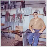 Kjell Andersson vid sin arbetsplats på Strömbergshyttan.
