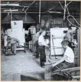 Några ur personalstyrkan under arbete i hyttan på Strömbergshyttan. 
