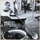 Benmakare Erik Petersson under arbete i hyttan på Strömbergshyttan.