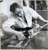 Mästare Kjell Andersson under arbete i hyttan på Strömbergshyttan.
Andersson klipper upp mynningen på en vas, s.k. drivning.