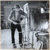 Värmare Sölve Alex under arbete i hyttan på Strömbergshyttan.