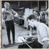 Arbete i hyttan på Strömbergshyttan. 
