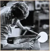 Arbete i hyttan på Strömbergshyttan. 
