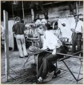 Arbete i hyttan på Strömbergshyttan. 
