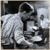 Arbete i hyttan på Strömbergshyttan. 
