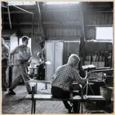 Arbete i hyttan på Strömbergshyttan. 
