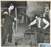 Arbete i hyttan på Strömbergshyttan. 
