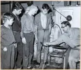 Verksamhet i hyttan på Strömbergshyttan. 
