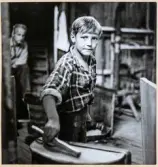 En pojke i hyttan på Strömbergshyttan. 
