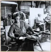 Verksamhet i hyttan på Strömbergshyttan. 
Glasblåsare Jackie Thäck välsar det varma glaset med en våt träskopa.
