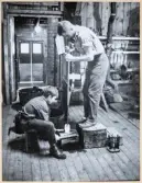 Verksamhet i hyttan på Strömbergshyttan. 
Formblåsning. 
