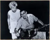 Verksamhet i hyttan på Strömbergshyttan. 
Glasdesignern Asta Strömberg och Kjell Andersson.