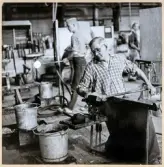 Verksamhet i hyttan på Strömbergshyttan. 
