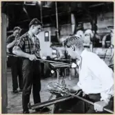 Verksamhet i hyttan på Strömbergshyttan. 
