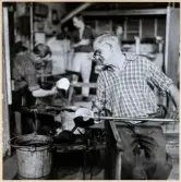 Verksamhet i hyttan på Strömbergshyttan. 
