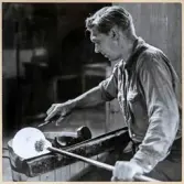 Verksamhet i hyttan på Strömbergshyttan.
