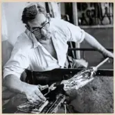 Verksamhet i hyttan på Strömbergshyttan.
Kjell Andersson formar ett föremål.