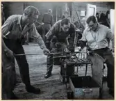 Verksamhet i hyttan på Strömbergshyttan.
