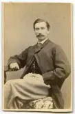 Porträtt på en man sittande i helfigur. Pehr Salomon Mannerstedt löjtnant vid Jönköpings regemente I12 Skillingaryd.