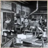 Verksamhet i hyttan på Strömbergshyttan.
