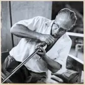 Verksamhet i hyttan på Strömbergshyttan.
Erik Petersson i färd med att blåsa upp ett föremål.